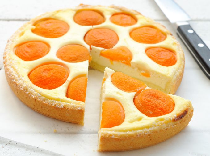 Cottage cheese pie with peaches
