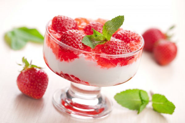 Strawberries: dessert with sour cream gelatin