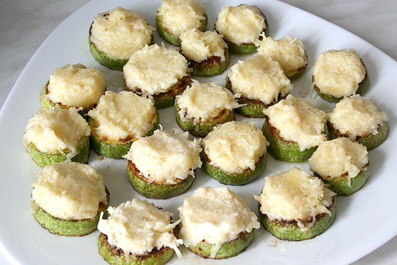 Baked zucchini with cheese