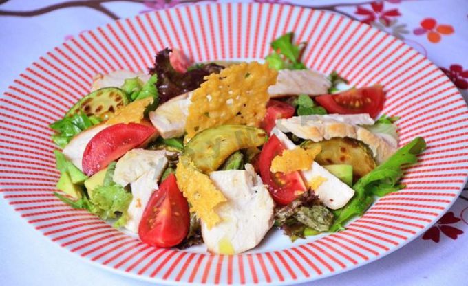 Green salad with zucchini and avocado