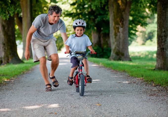 как научить ребенка кататься на двухколесном велосипеде