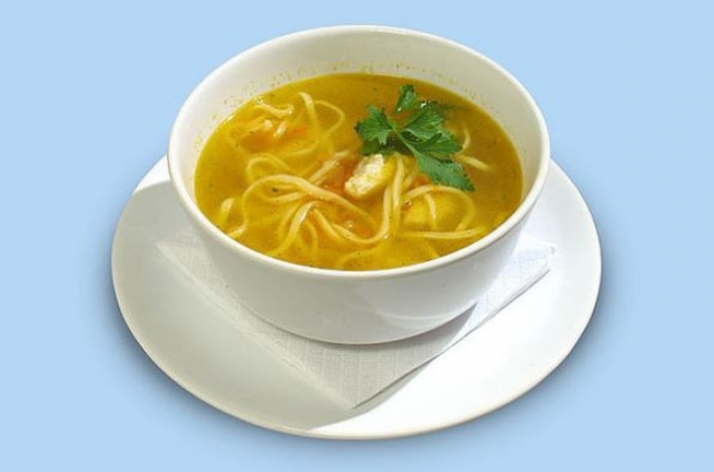 Домашний куриный суп с лапшой