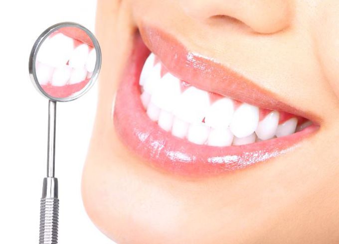 Отбеливаем зубы подручными средствами