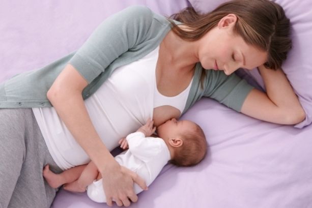 Нужно ли будить новорожденного для кормления