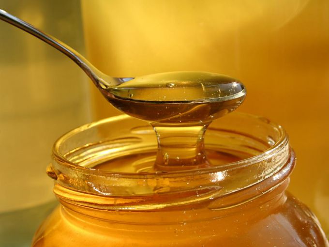 Следует проверить мед, натуральный или нет, в домашних условиях