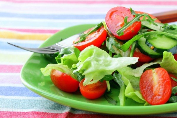Что можно добавить в салат с огурцами и помидорами