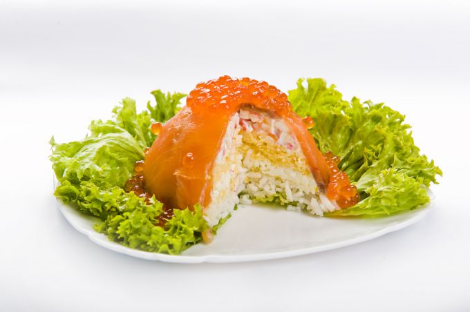 слоеный салат с красной рыбой