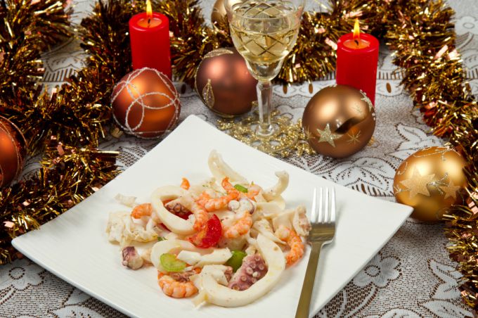 Как приготовить новогодние салаты из морепродуктов