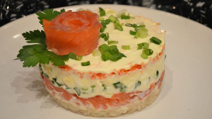 Как приготовить вкусные салаты с красной рыбой на Новый год 