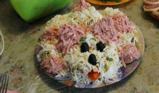Салат «Лохматая собачка» с мясом и колбасой