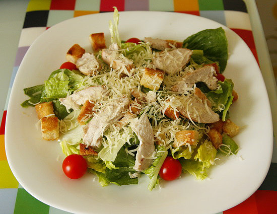 Как сделать салат «Цезарь» с курицей