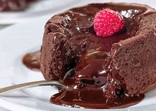 Шоколадный кекс с шоколадным соусом