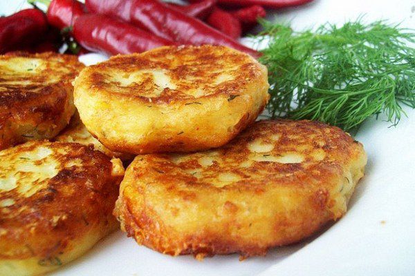 Картофельные котлеты из пюре с сыром и колбасой на сковороде рецепт с фото