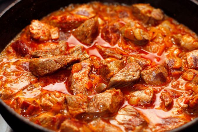 Как приготовить мясо с жареными помидорами