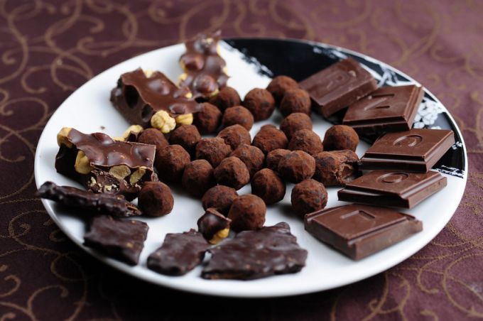 Из обычного шоколада можно приготовить необычные сладости