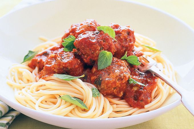Как приготовить спагетти с мясными шариками под томатным соусом