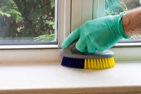 Чем мыть пластиковые окна и подоконники