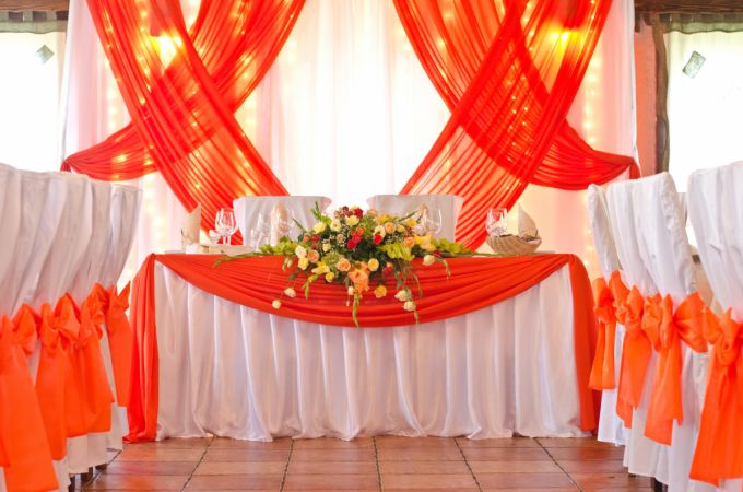Украшение зала на свадьбу в красном стиле