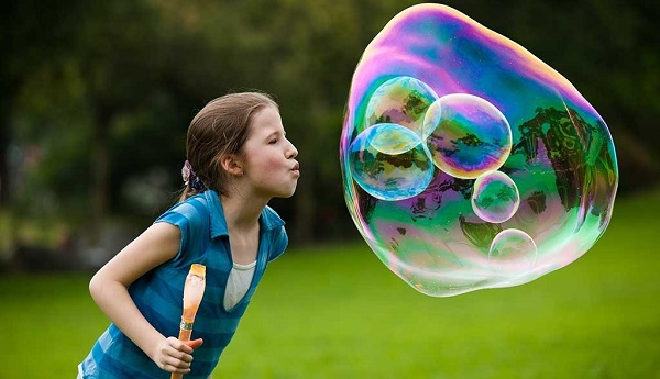 Как получить мыльные пузыри гигантского размера в домашних условиях