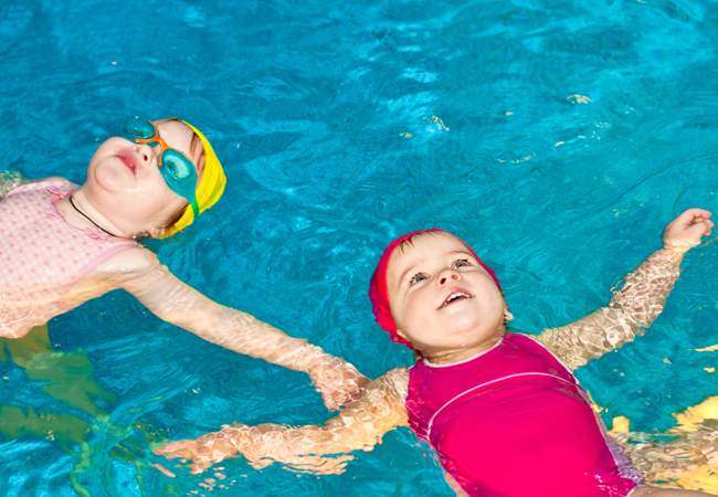 Как научить ребенка плавать с помощью простых упражнений