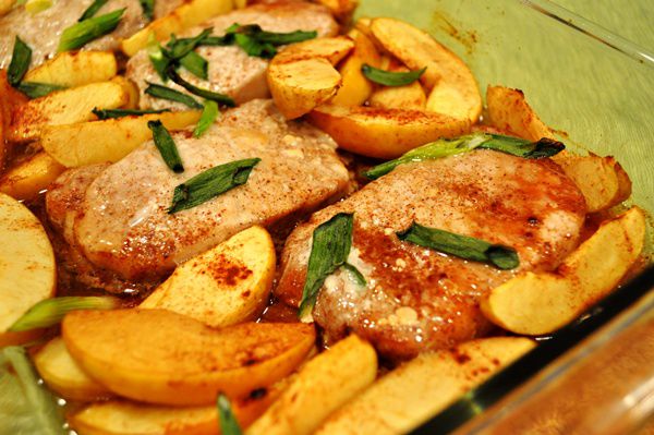 Как быстро приготовить свинину под яблочно-грушевым соусом