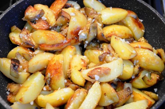Как приготовить жареную картошку с баклажанами
