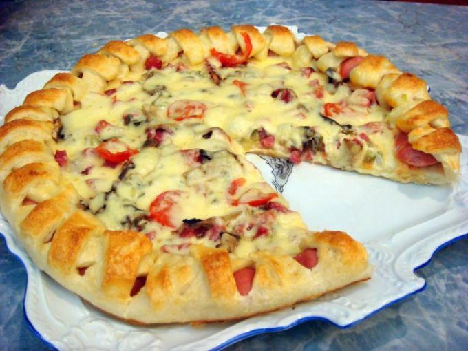 Как приготовить пиццу с  колбасой и солеными огурцами