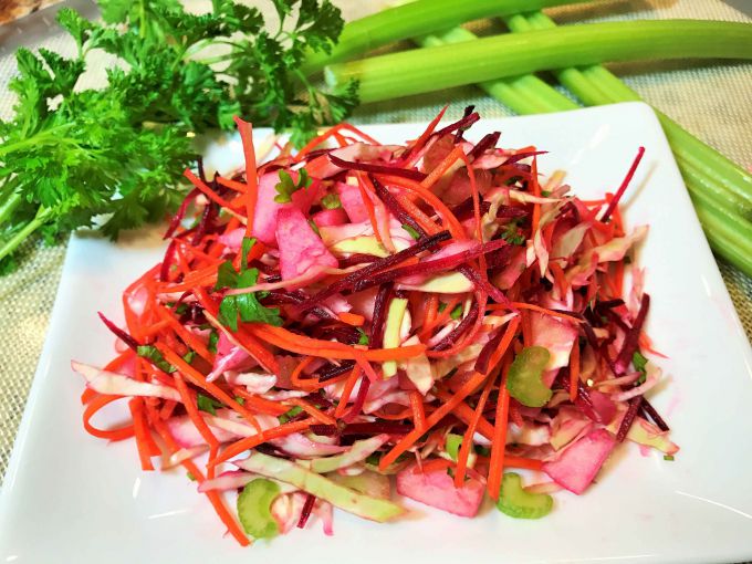 Витаминный салат со свеклой