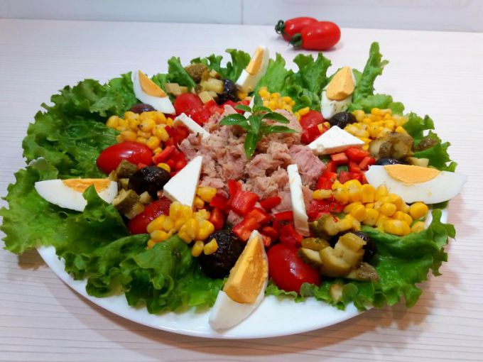 Для праздничных салатов важен не только их вкус, но и оригинальное оформление.