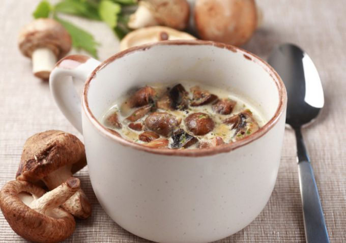 Суп с опятами можно подавать в обычных тарелках, пиалах или суповых чашках.
