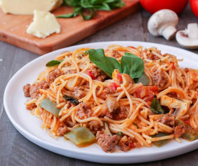 К спагетти с фаршем можно добавлять самые разные овощи - и свежие, и консервированные.