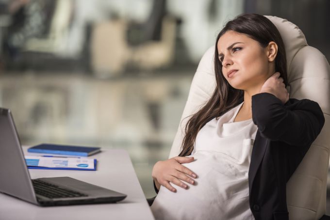 Беременная женщина на работе