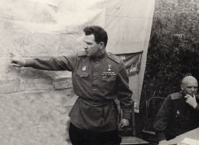 Маршал Советского Союза Чуйков Василий Иванович. Ставит боевую задачу частям и соединениям 8-й Гвардейской армии  