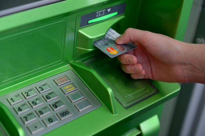 Можно ли через банкомат Сбербанка положить деньги на чужую карту