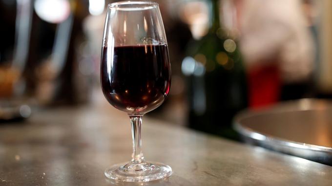 Полезно ли пить бокал вина в день