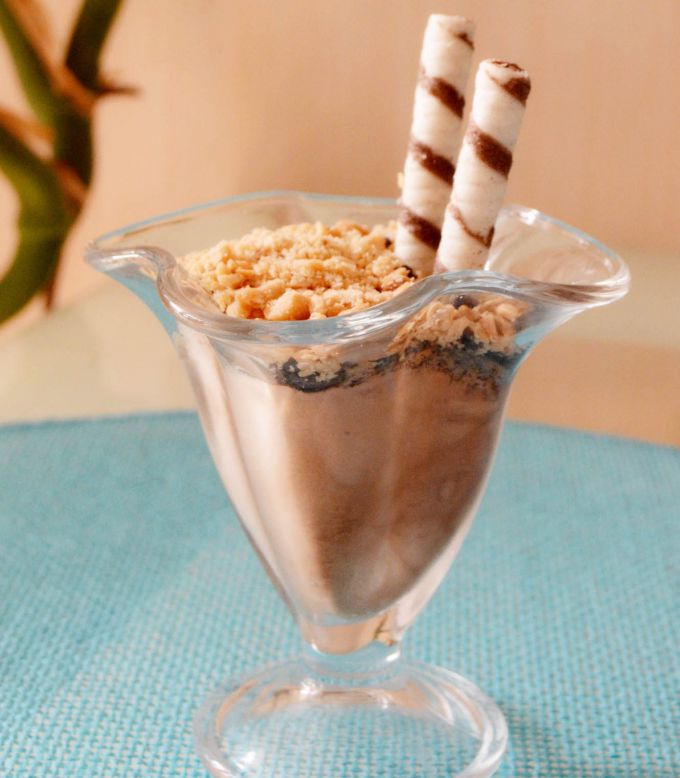 Десерт из мороженого с печеньем Oreo и орехами: пошаговый рецепт с фото