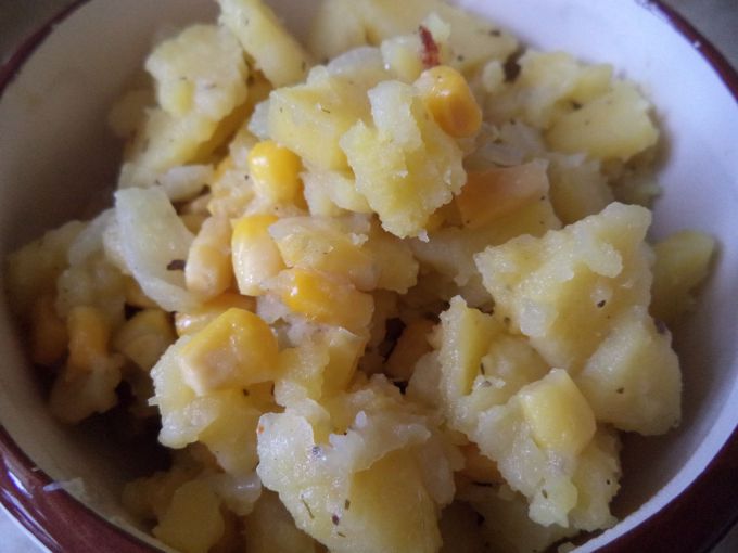 Жареная картошка с кукурузой - готовое блюдо