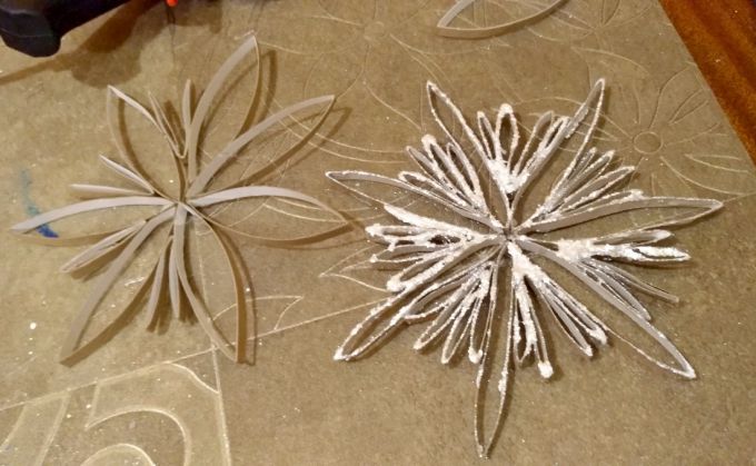 Как сделать украшение для новогодней ёлки в виде снежинки