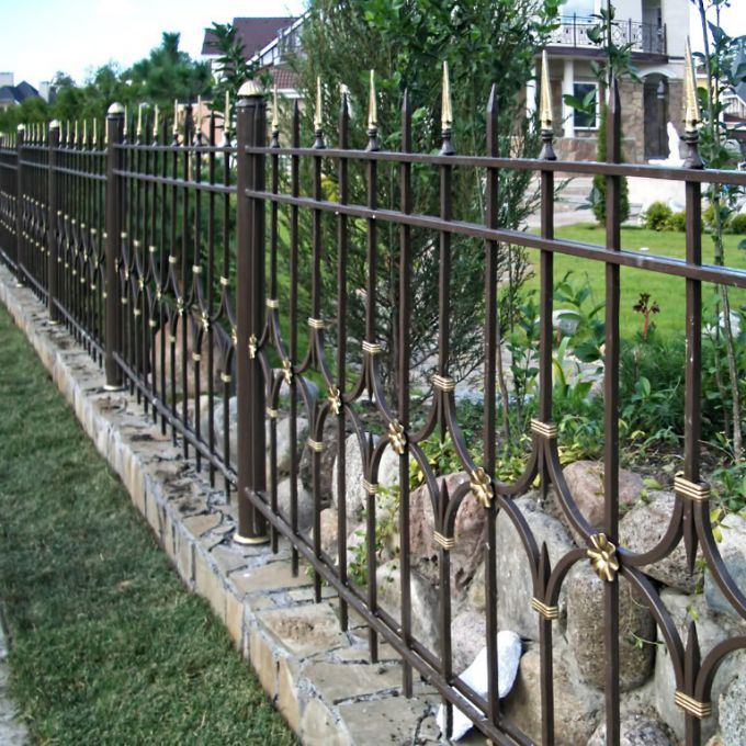 кованый забор с декоративными элементами