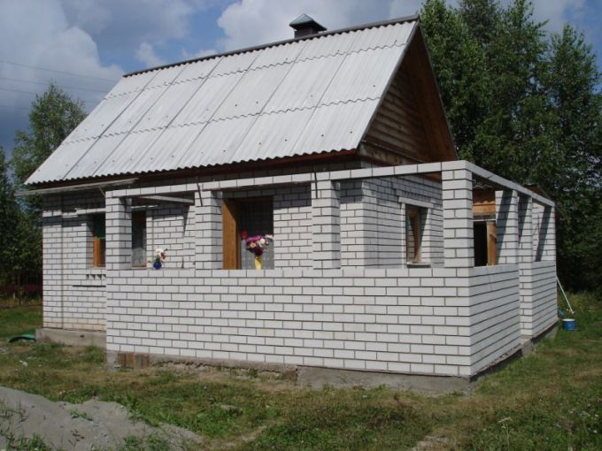 Пристройка из пеноблоков для загородного дома