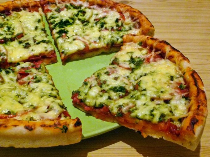 Как приготовить пиццу с колбасой и сыром