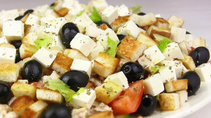 Как приготовить греческий салат с сухариками и курицей