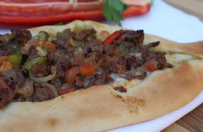 Как приготовить турецкую пиццу Пидэ с фаршем в виде лодочки: пошаговый рецепт