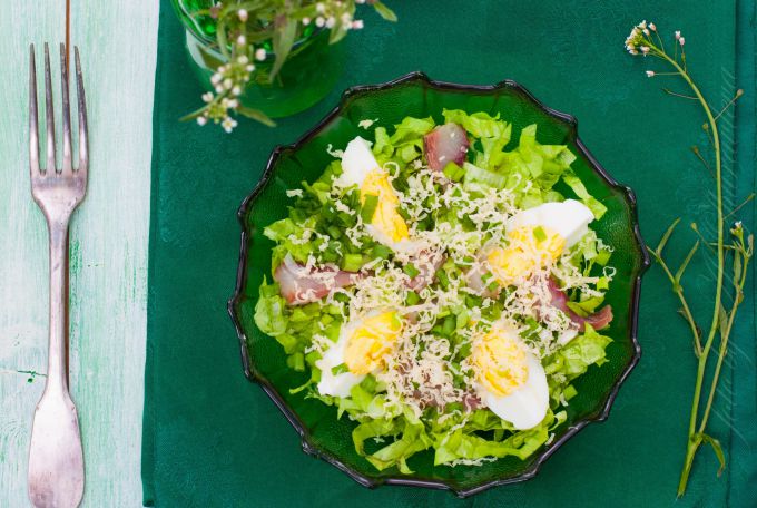 Как приготовить салат с сельдью и яйцами