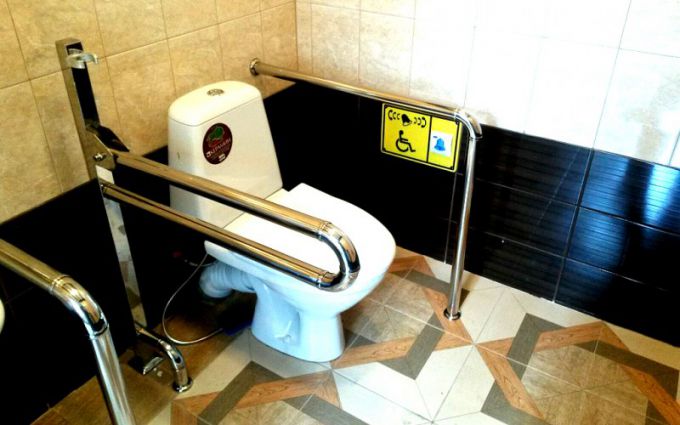 Установка зеркала в туалете для инвалидов