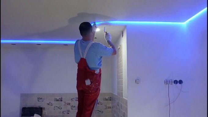 Натяжной потолок с подсветкой: варианты и способы их установки