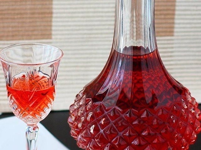 Как приготовить вино из малины в домашних условиях