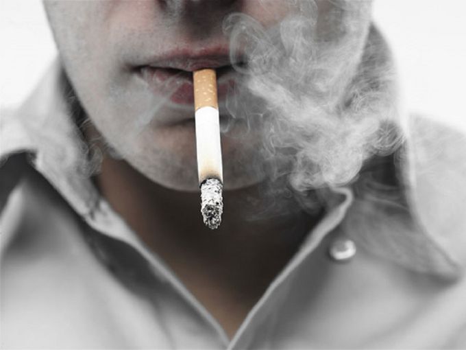 тематический предмет во рту курильщика внушает отвращение окружающих его людей