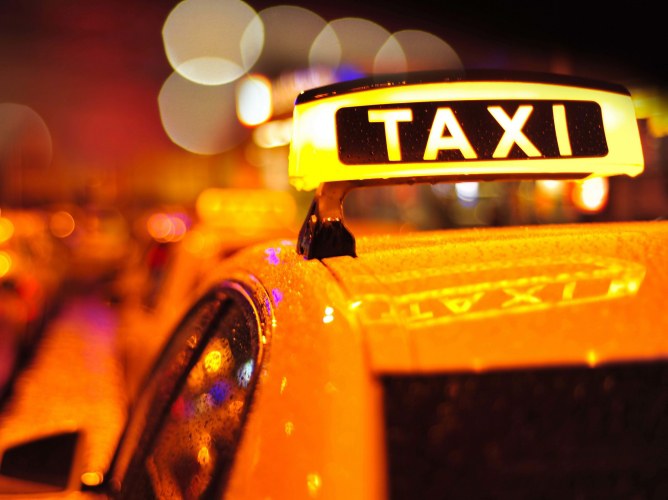 Сколько зарабатывает таксист в Москве?