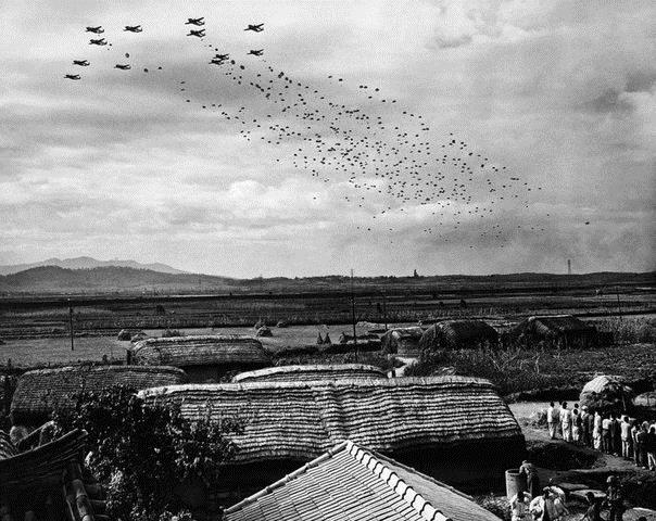 Кадр налёта американской авиации в годы Корейской войны